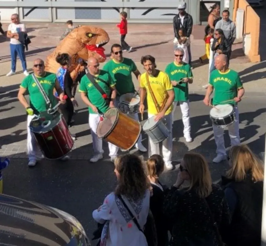 Batucada brésilienne en défilé de rue