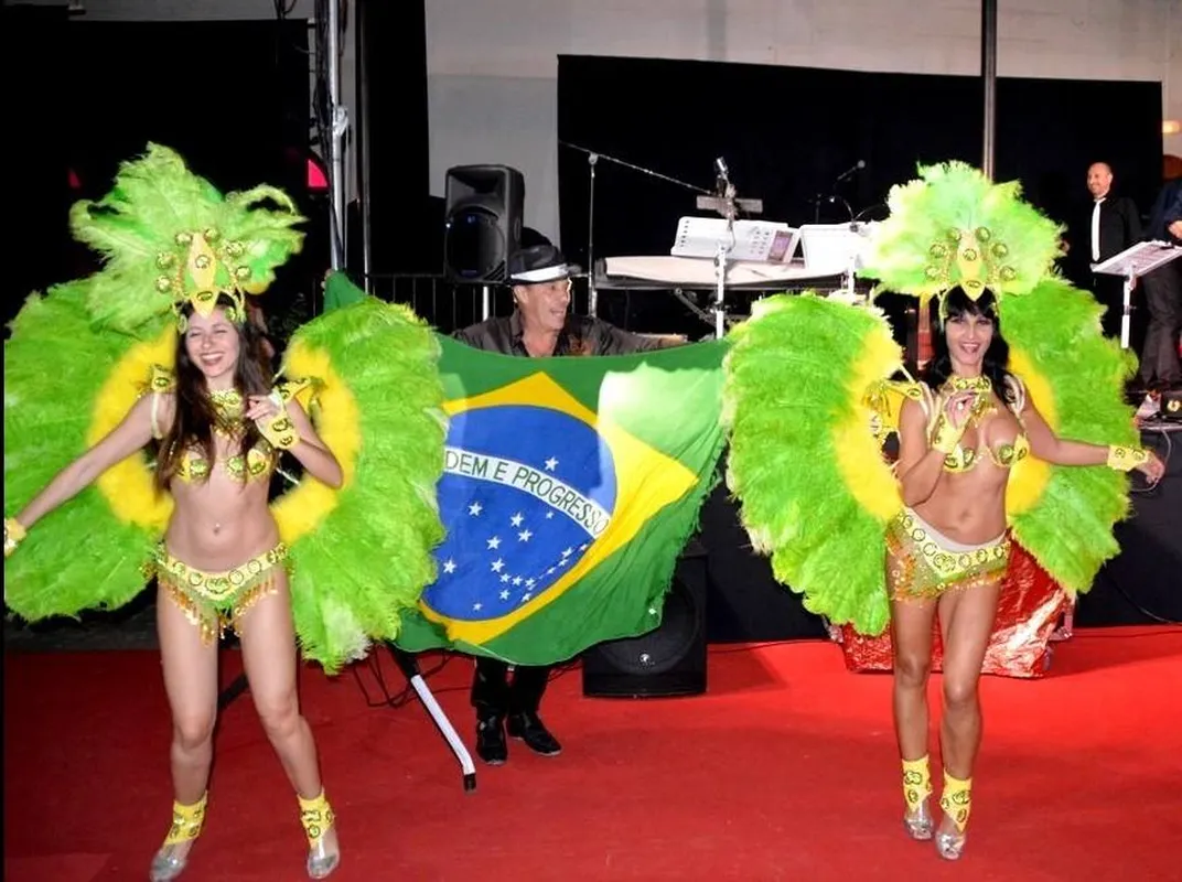 Danseuses brésiliennes en costumes à plumes