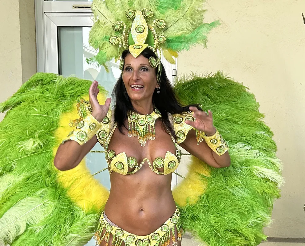 Portrait d'une danseuse brésilienne en costume à plumes