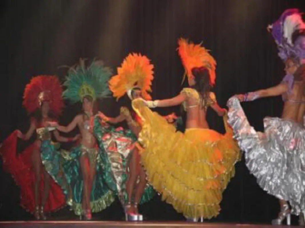 Danseuses brésiliennes en costumes à plumes sur scène