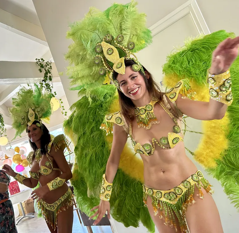 Danseuse brésilienne en costume à plumes vertes et jaunes