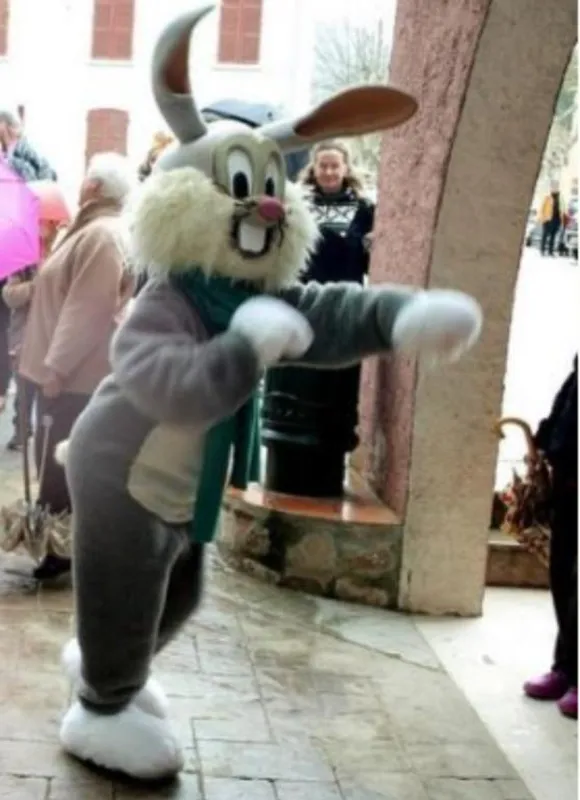 Mascotte lapin en déambulation