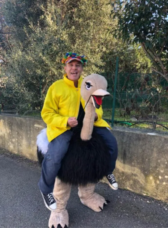 Mascotte autruche avec animateur