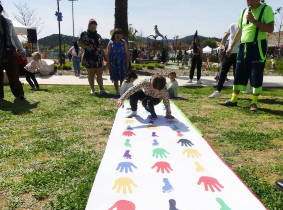 Mascottes lapin et poussin avec animateur, devant le public