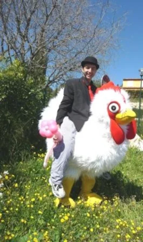 Animateur chevauchant une mascotte coq géante