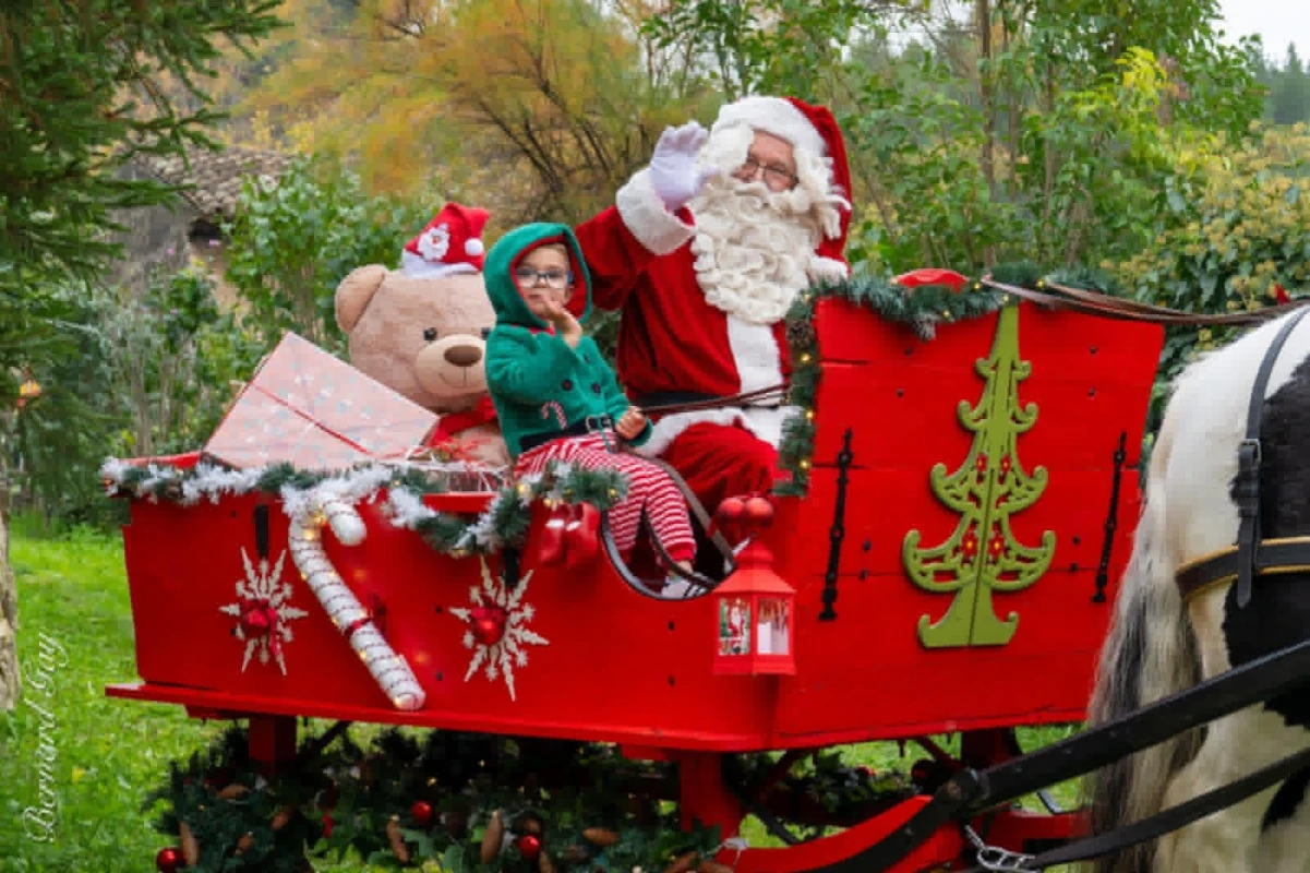 Père Noël et un enfant en elfe sur un traîneau rouge tiré par un cheval