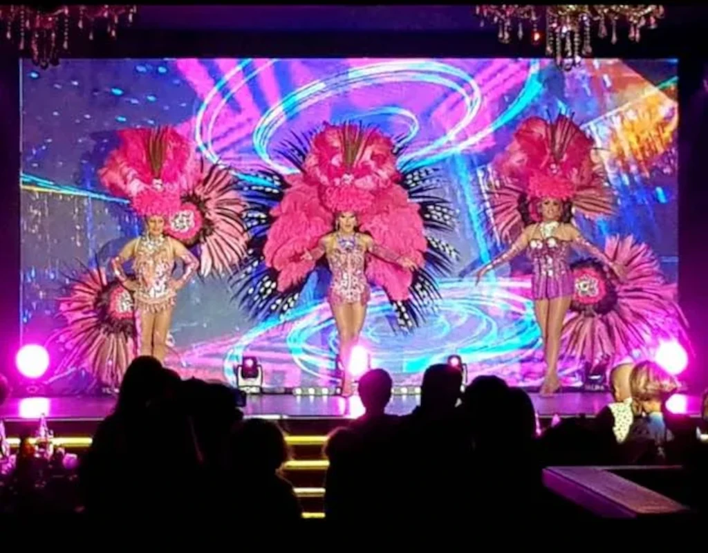 Spectacle transformiste sur scène