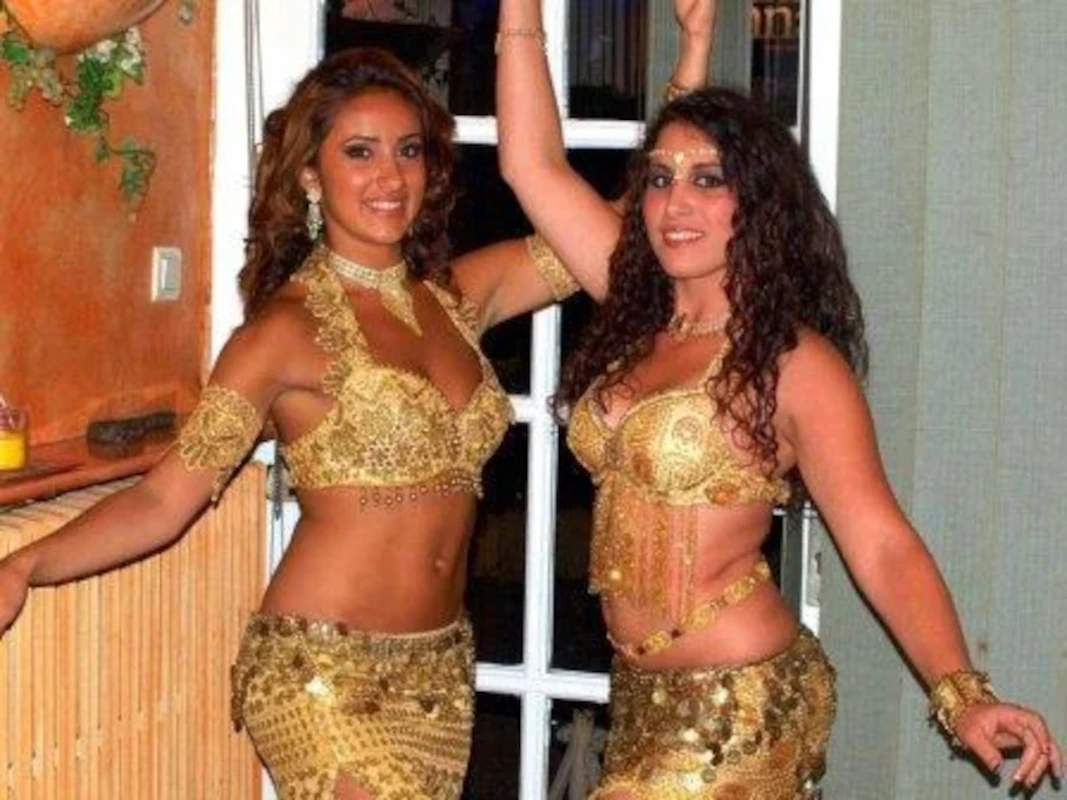 Duo de danseuses orientales en costume doré