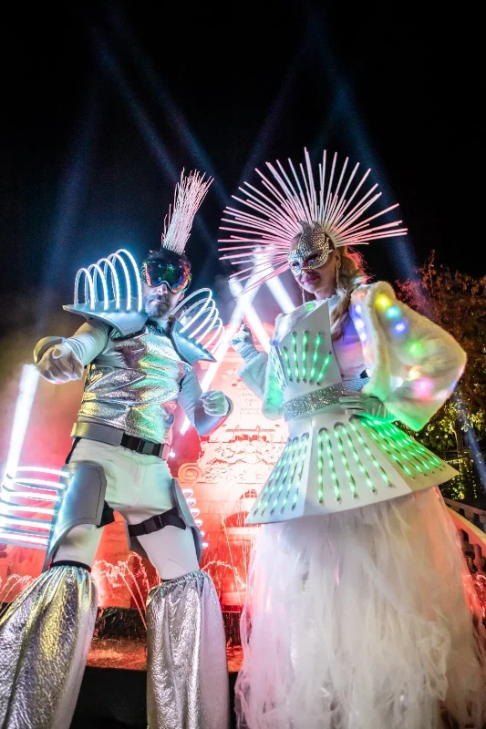 Échassiers en costumes lumineux LED
