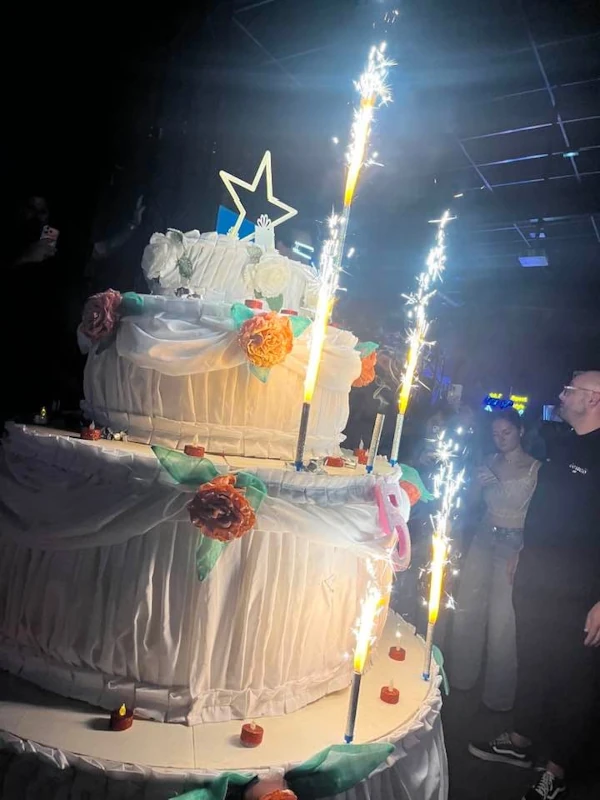 Gâteau d'anniversaire géant à étages avec cierges magiques