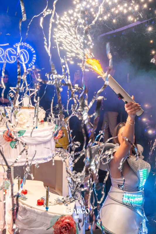 Sortie surprise d'un gâteau géant avec fontaine d'étincelles