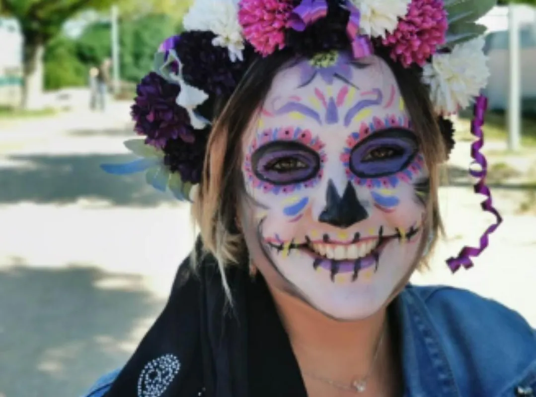 Maquillage tête de mort mexicaine avec couronne de fleurs