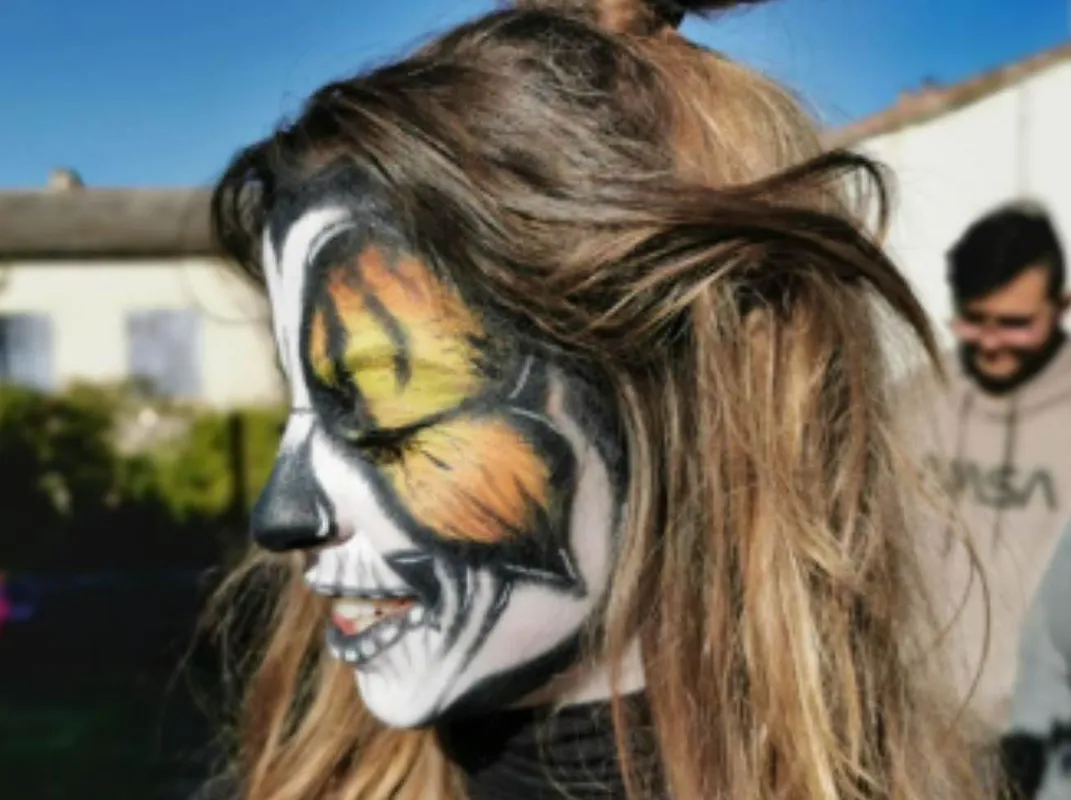 Maquillage squelette tigré, profil