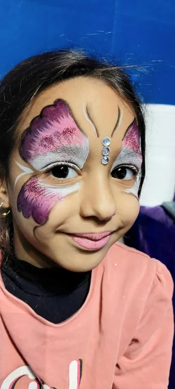 Maquillage papillon pour une fillette