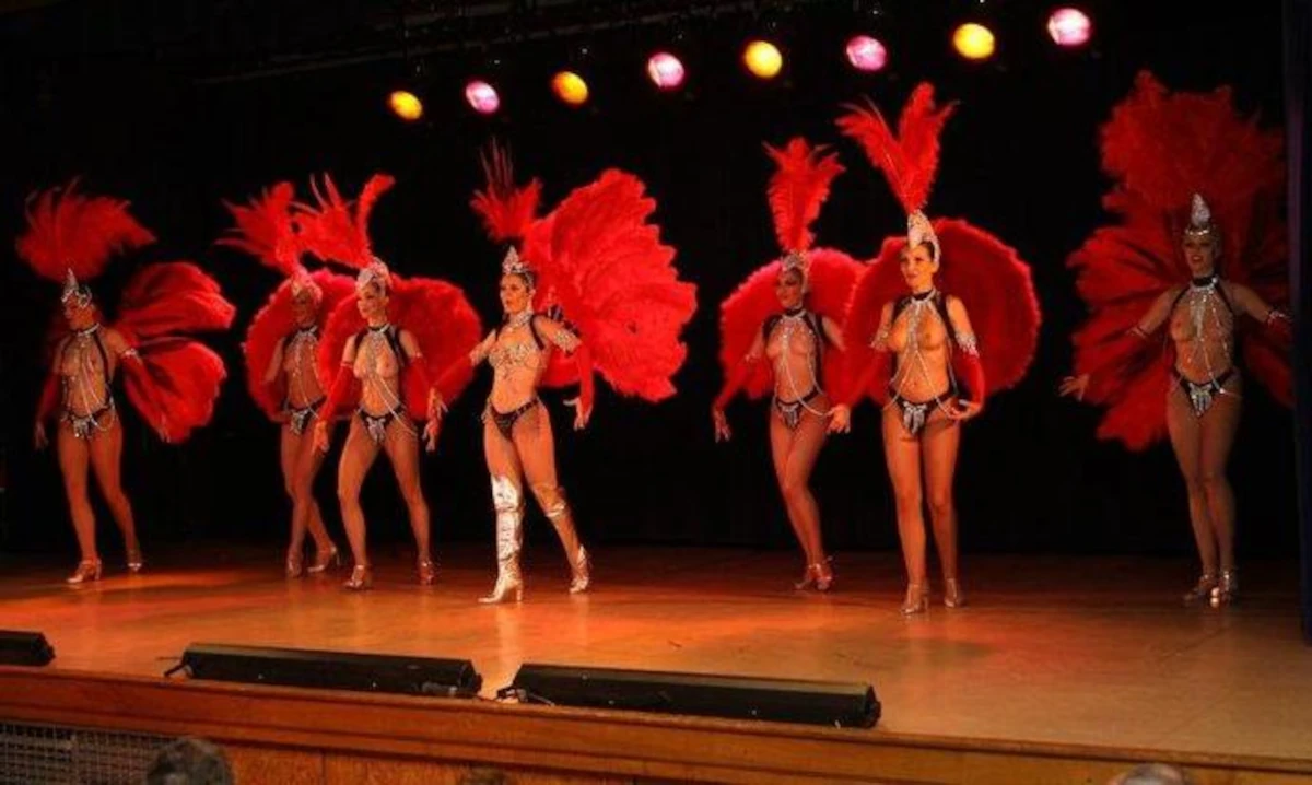 Revue cabaret avec danseuses en costumes de scène