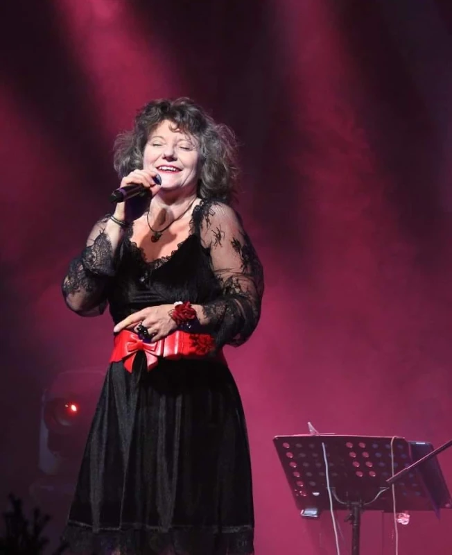 Chanteuse sur scène