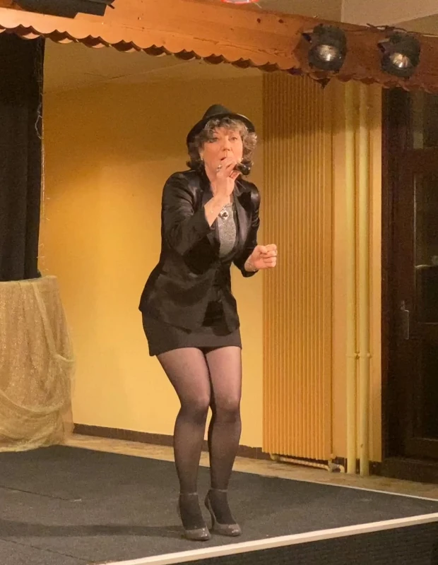 Chanteuse sur scène