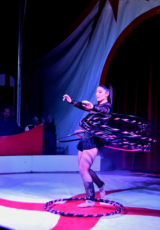 Danseuse au cerceau, sourire complice