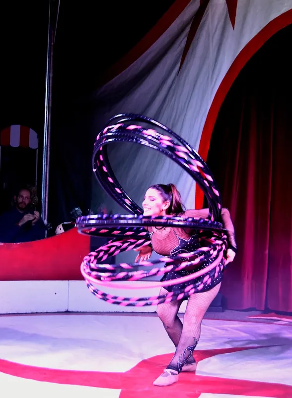 Danseuse aux cerceaux, figure tournoyante