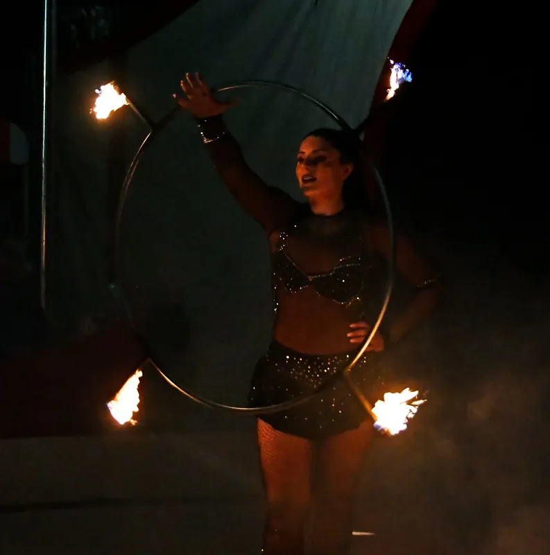 Danseuse au cerceau de feu, sur plateforme