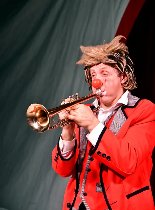 Clown à la trompette, gros plan
