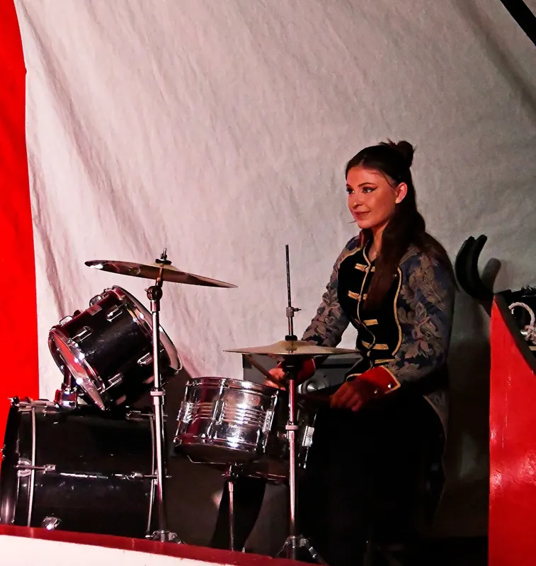 Musicienne batteuse en costume de cirque