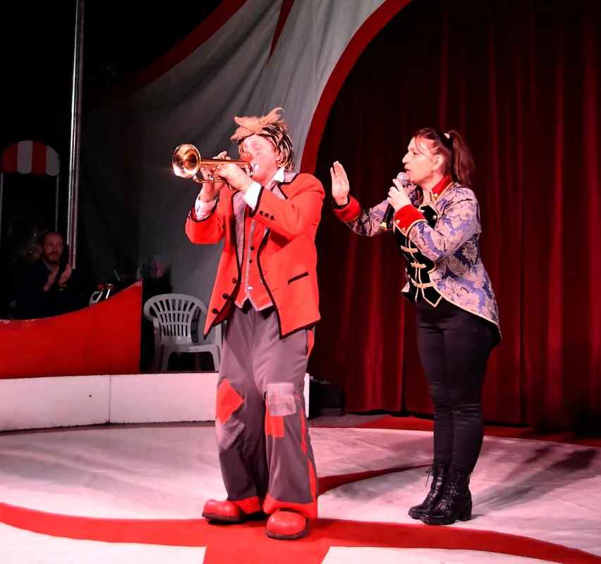 Duo clown et meneuse de revue au micro