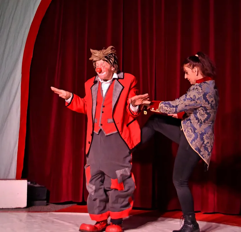 Duo comique, clown et meneuse de revue