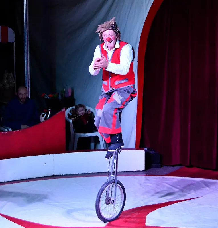 Clown en équilibre sur monocycle