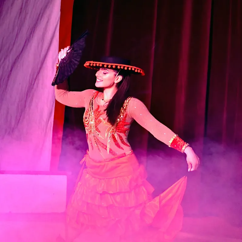 Danseuse flamenco, costume orange à volants