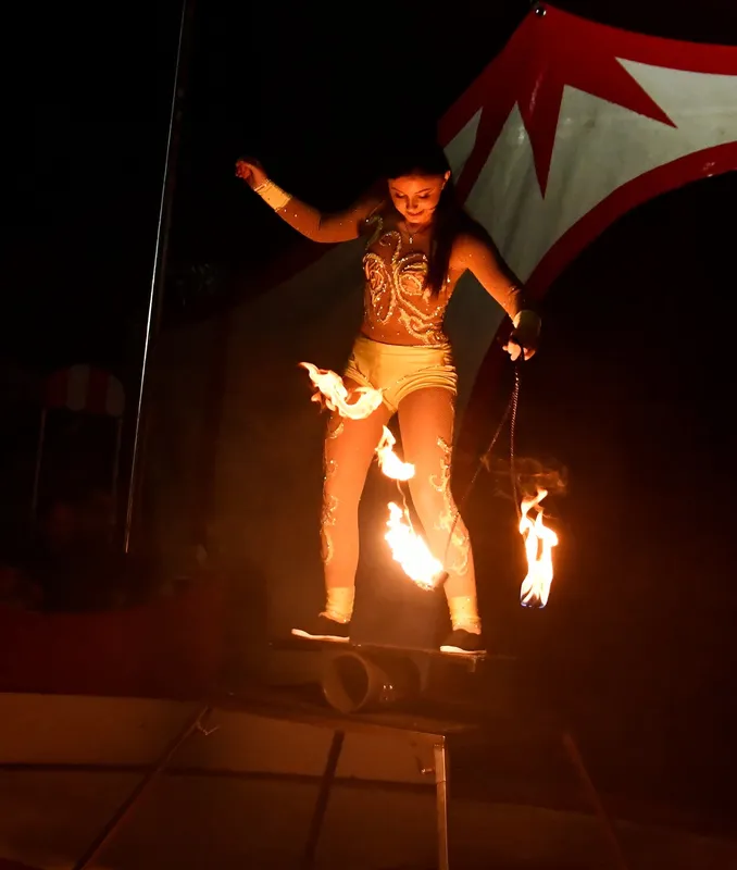 Danseuse au cerceau de feu, sur petite plateforme