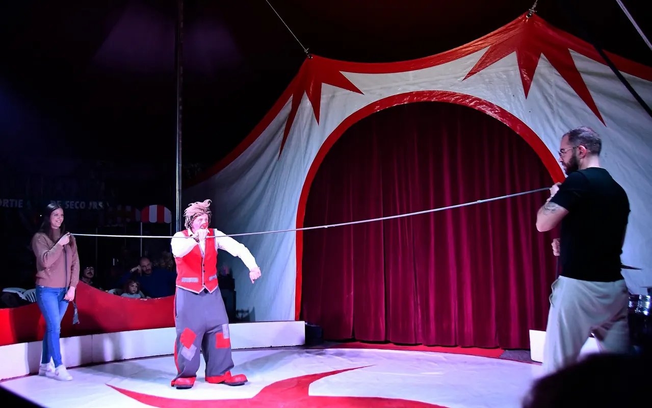 Clown, meneuse de revue et technicien préparant le fil tendu