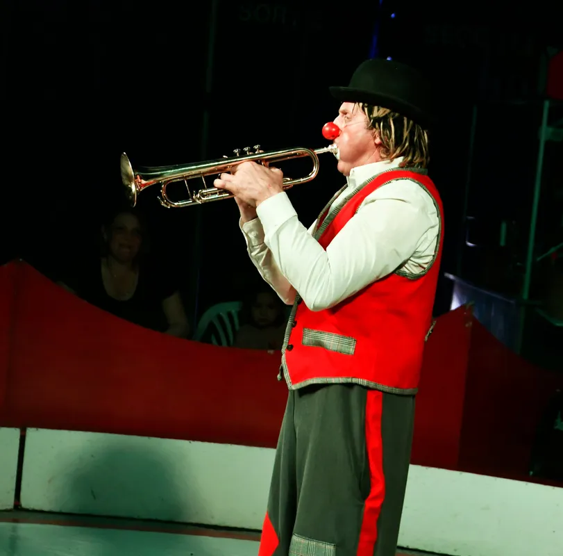 Clown à la trompette, chapeau melon