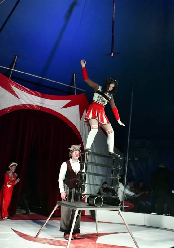 Voltigeuse en équilibre sur portique, costume pom-pom girl