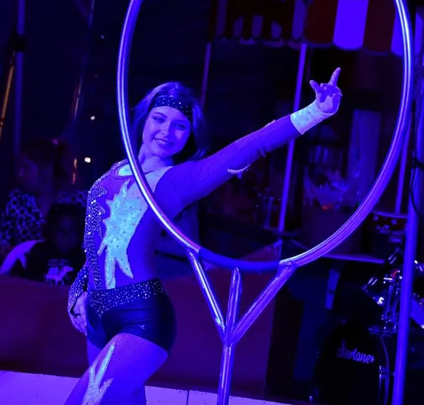 Voltigeuse en équilibre sur portique, avec le clown