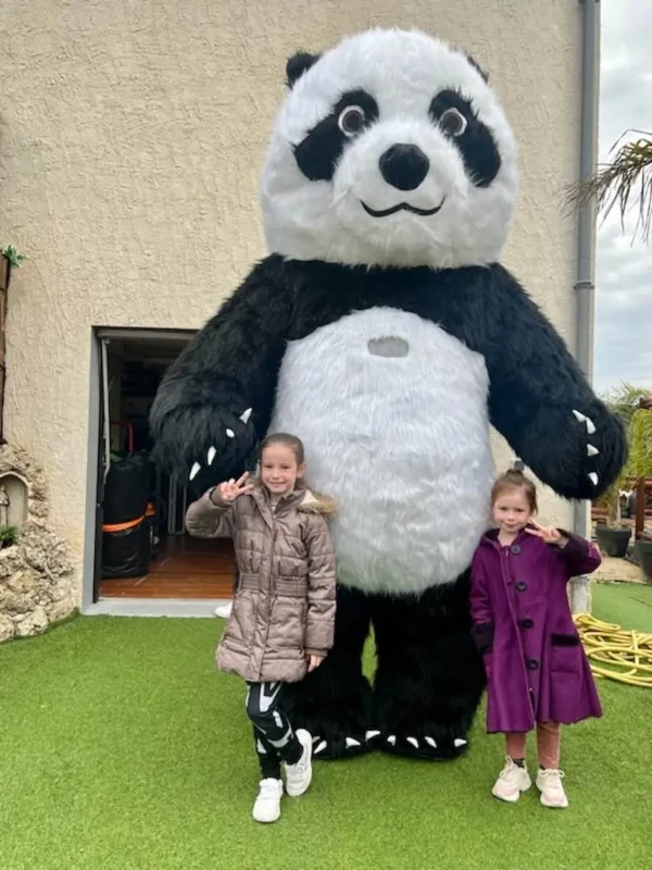 Mascotte panda géante avec des enfants