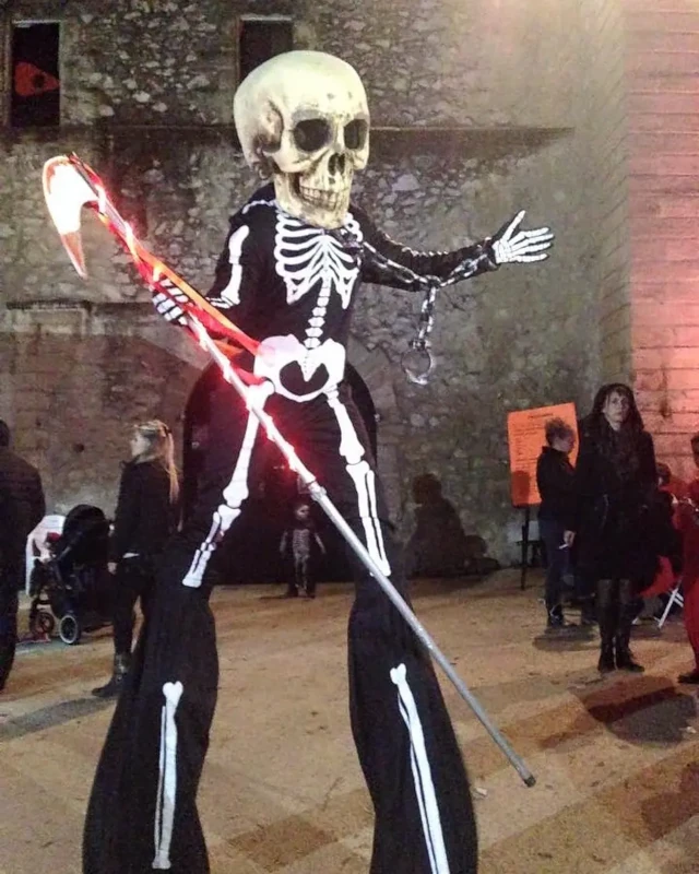 Échassier en costume de squelette pour Halloween