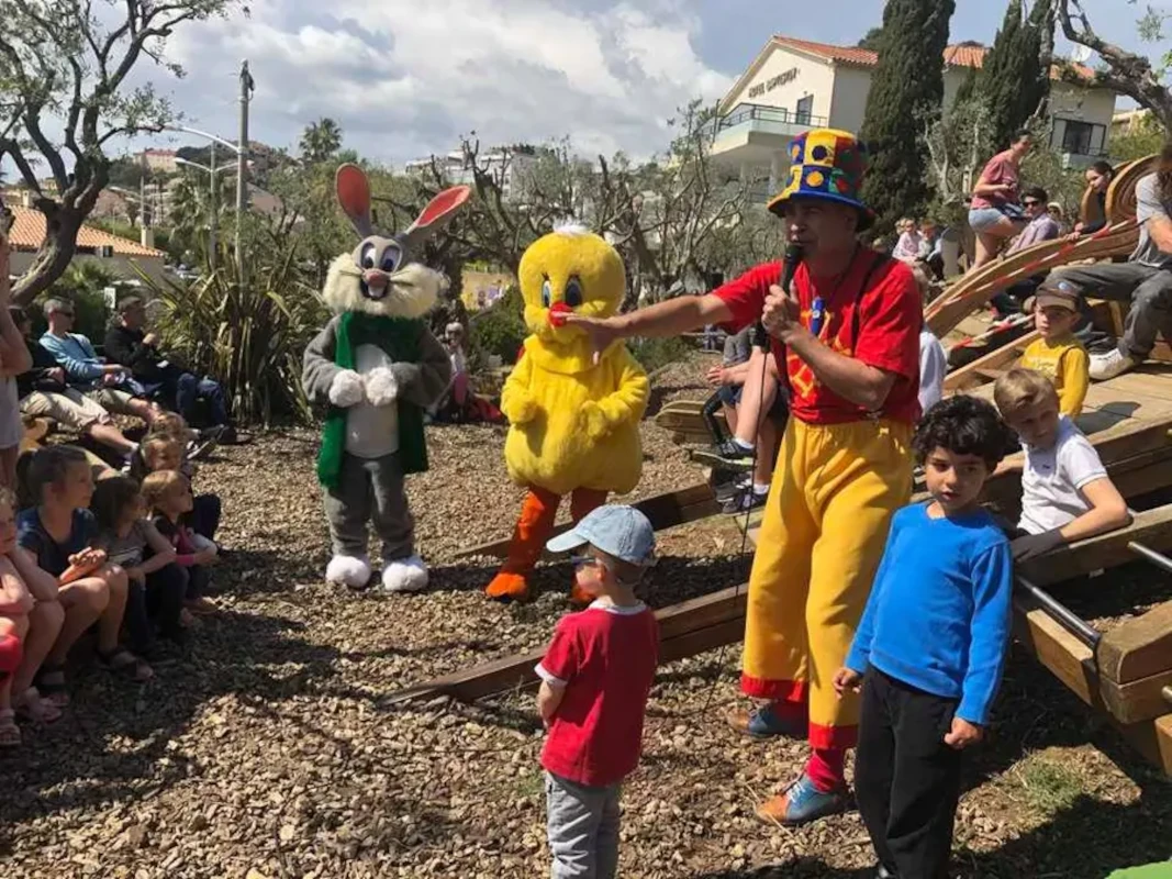 Clown animateur avec des mascottes lors d'une chasse aux œufs