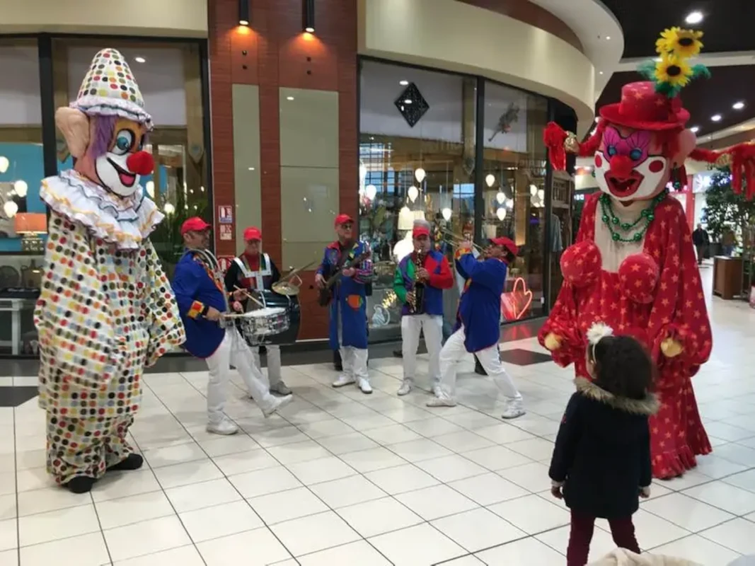 Clowns géants et fanfare en centre commercial