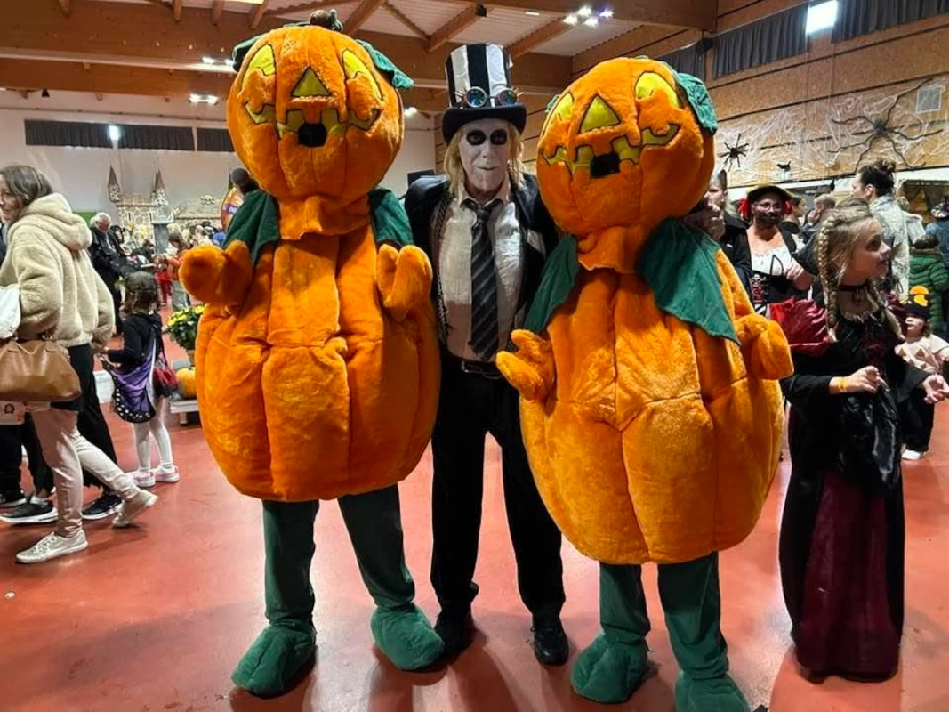 Mascottes citrouilles géantes lors d'une animation Halloween