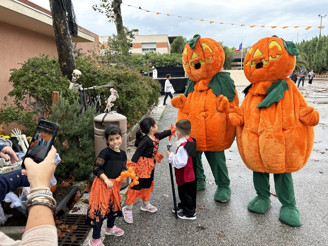 Mascottes citrouilles géantes lors d'une parade en extérieur