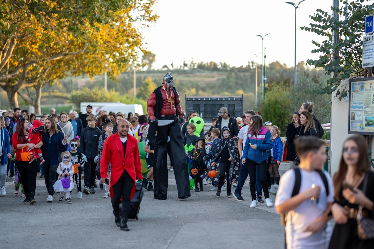 Échassier en costume de guerrier masqué lors d'une parade d'Halloween