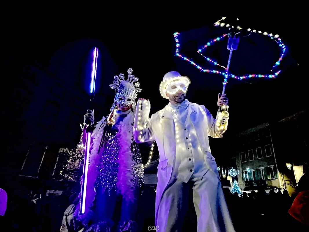 Duo d'échassiers lumineux masqués avec parapluie à LED, parade nocturne