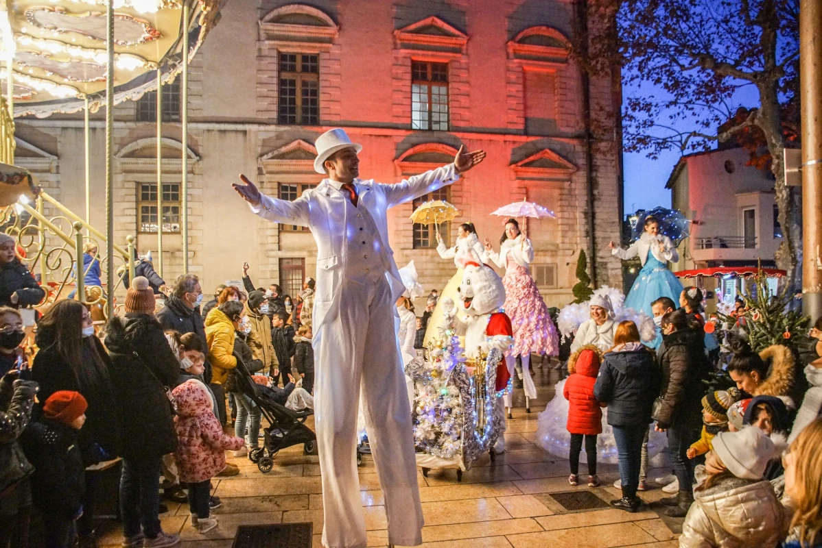 Échassier en costume blanc, parade de Noël