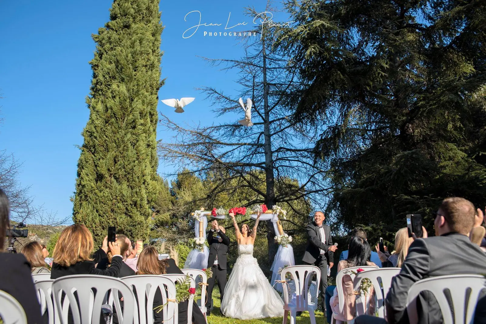 Lâcher de colombes lors d'une cérémonie de mariage en Provence