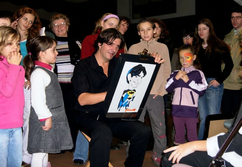 Caricaturiste dessinant devant un groupe d'enfants