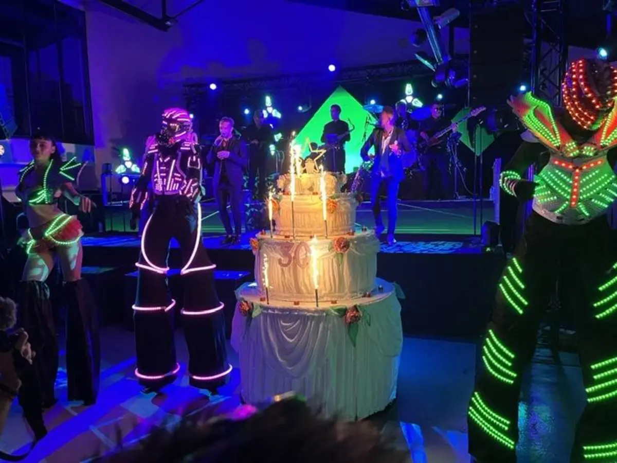 Échassiers LED et gâteau d'anniversaire