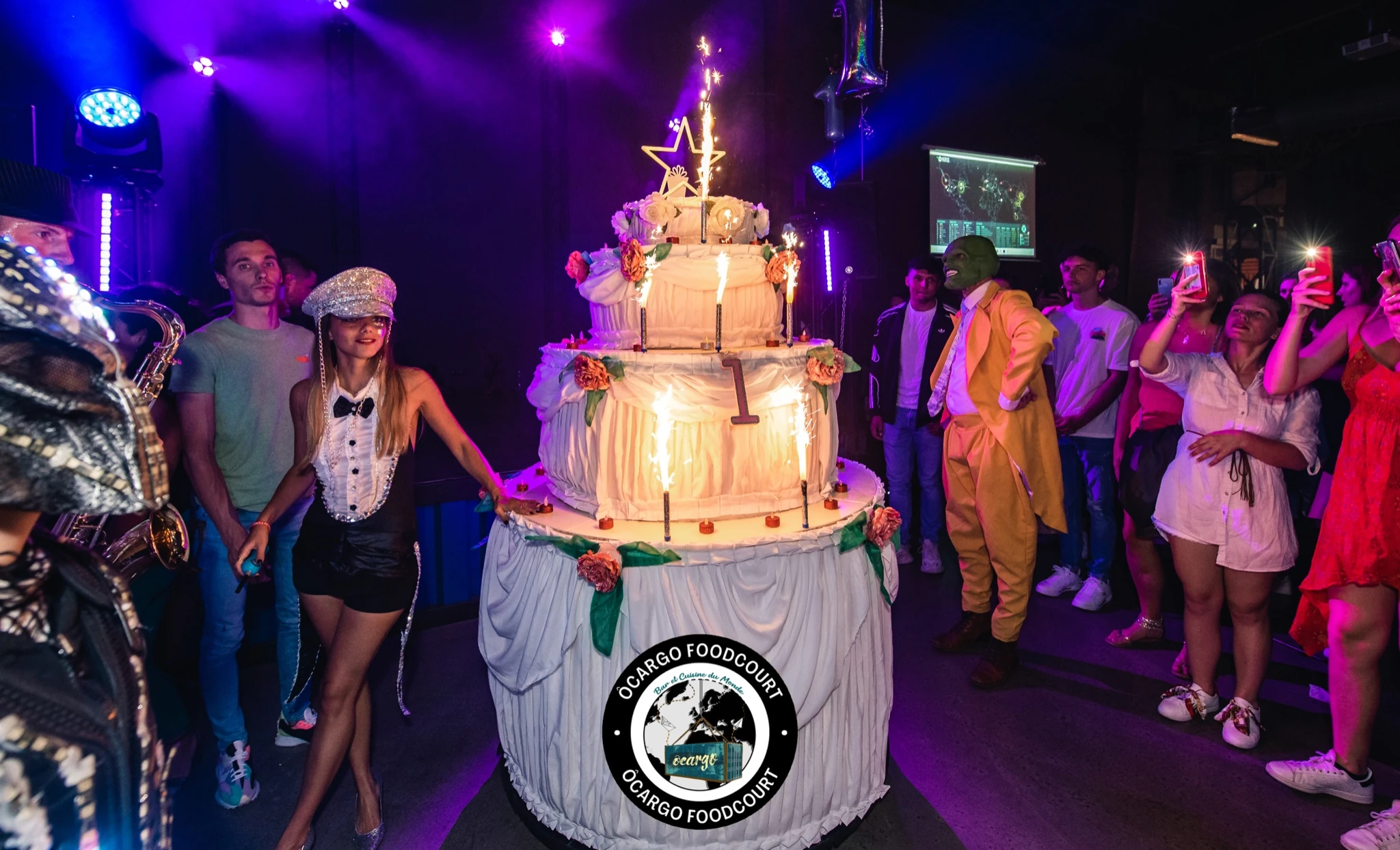 Gâteau d'anniversaire géant animé lors d'une soirée