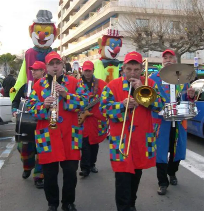 Clowns géants et fanfare de rue