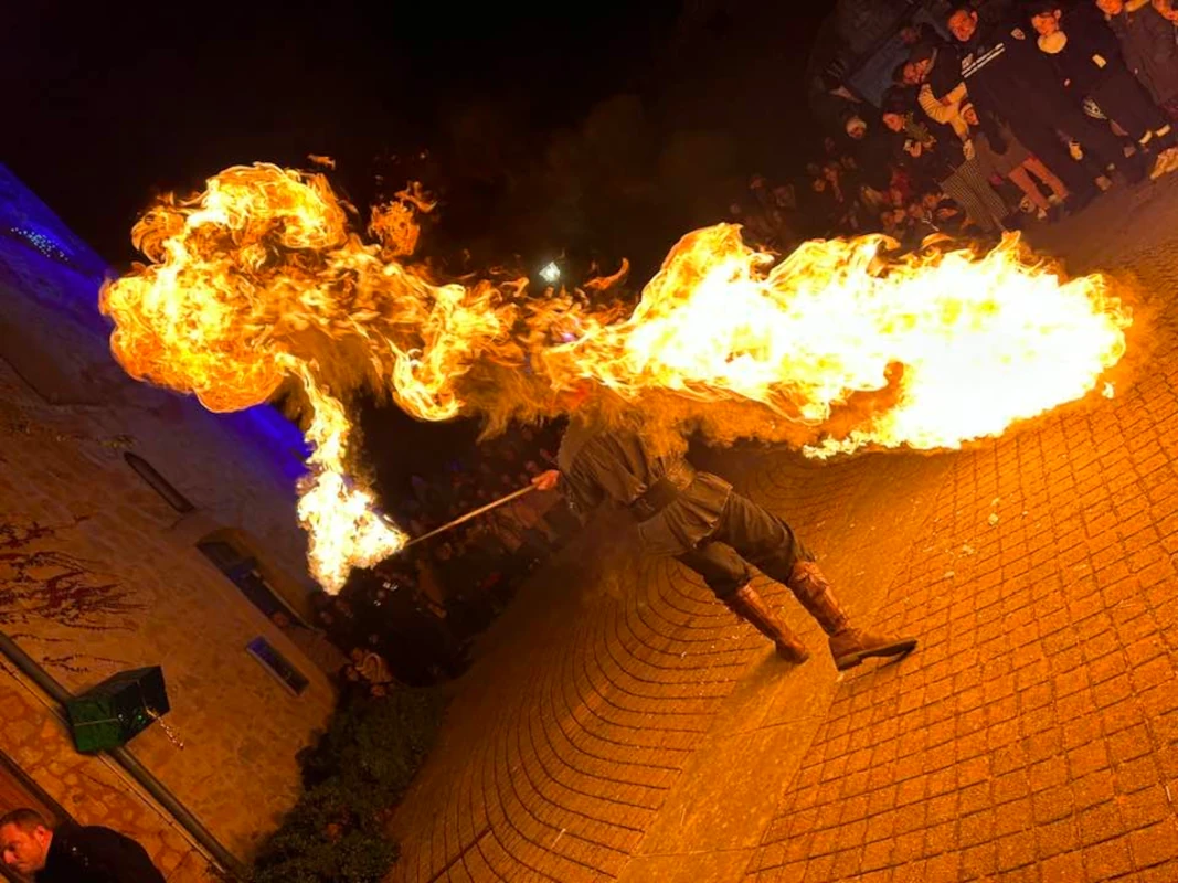 Cracheur de feu, gerbe de flammes en pleine rue